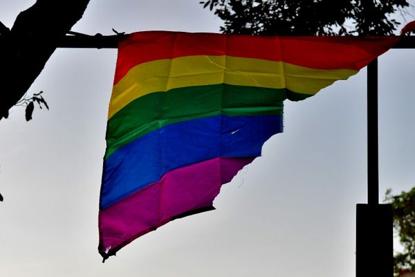 Alunos e professores protestam em frente ao prédio da Adufes, alvo de ataque homofóbico no Dia do Orgulho LGBTQIA+ por Fernando Madeira