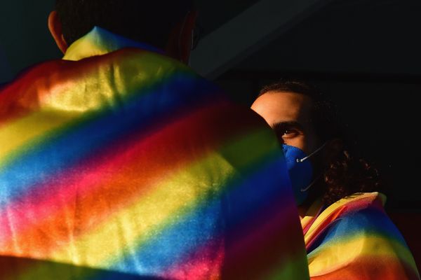 Alunos e professores protestam em frente ao prédio da Adufes, alvo de ataque homofóbico no Dia do Orgulho LGBTQIA+ por Fernando Madeira