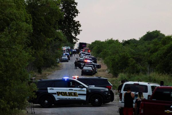 Policiais isolam área em que corpos foram encontrados dentro de caminhão abandonado em San Antonio, nos EUA.