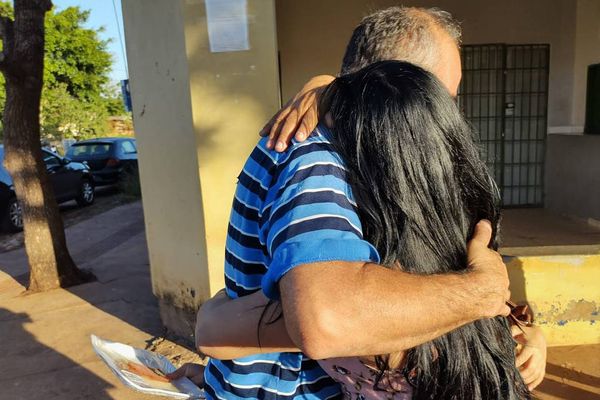 Edimilson Rodrigues da Costa é recebido pela família ao deixar prisão; gesseiro foi detido quando buscava na delegacia atestado de óbito da mãe, em maio.