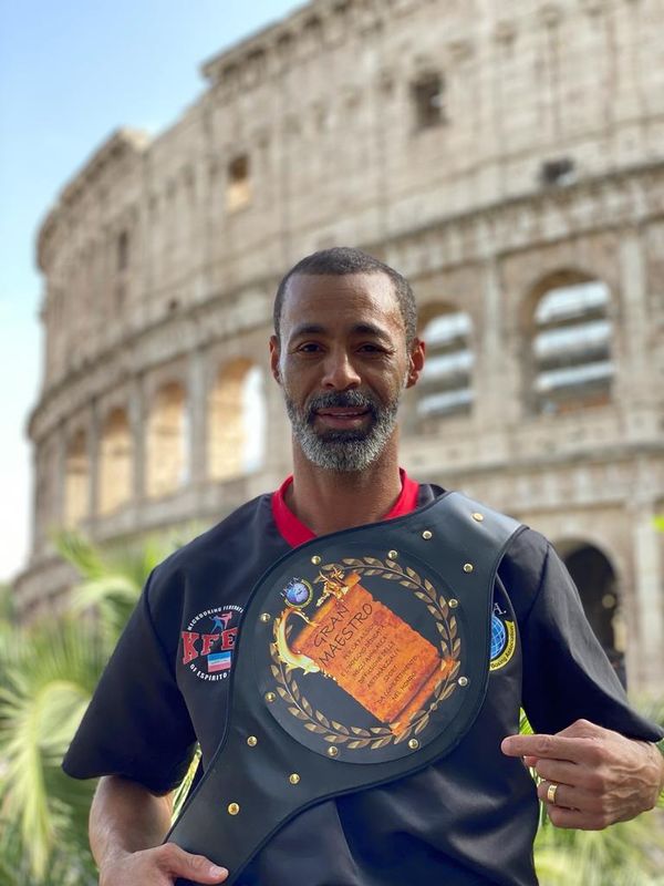 Grão mestre, Laecio Nunes recebeu um cinturão personalizados por ter sifdo 