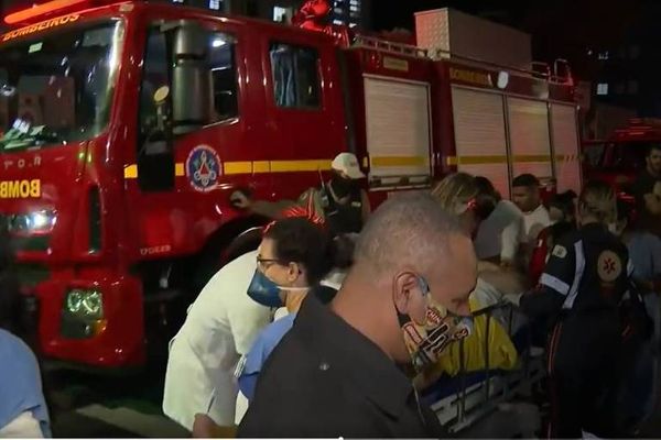 Pacientes são removidos após incêndio na Santa Casa de Belo Horizonte.