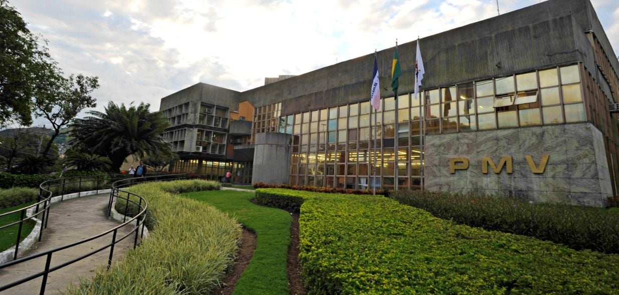 O texto aprovado na  Câmara prevê que o reajuste aconteça em dois momentos: incidência de 5% em abril deste ano e outros 5% na folha referente a janeiro de 2027