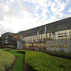 Projeto de lei prevê aumento de 10,25% nos salários e extinção de cargos em comissão; texto foi enviado à Câmara nesta terça-feira (17)