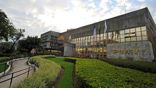 Projeto de lei prevê aumento de 10,25% nos salários e extinção de cargos em comissão; texto foi enviado à Câmara nesta terça-feira (17)