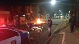 Um jovem morreu após confronto com a Guarda Municipal em Cobi de Cima, Vila Velha. Moradores atearam fogo em objetos em manifestação(Tarciane Vasconcelos)