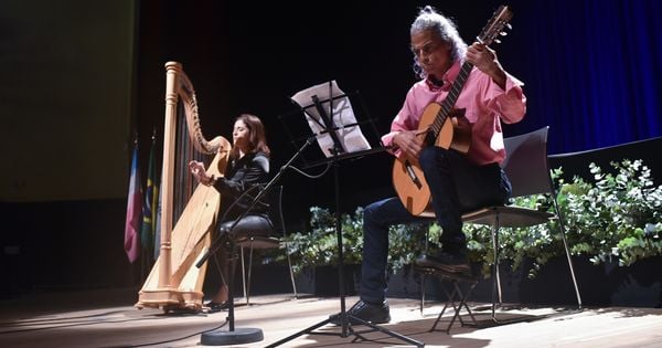 A presença daquele ser tocando violão com tanta plangência me pareceu um sonho estranho como esses sonhos acordados que acometem quem se dedica a inventar coisas que as pessoas racionais