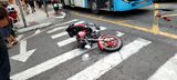 Um ônibus bateu na traseira de uma motocicleta no Centro de Vitória, nesta quinta-feira (30), mas ninguém se feriu. O motociclista acabou levando multa por não ter CNH e pelo veículo estar com documentação atrasada(Leitor | A Gazeta)