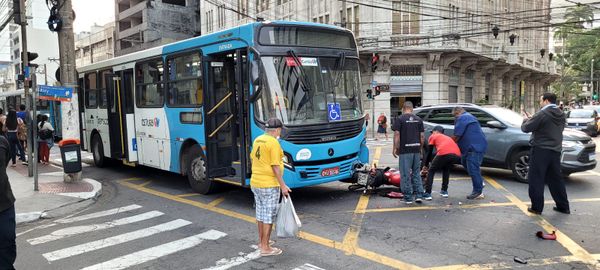 Acidente entre moto e ônibus no Centro de Vitória por Leitor | A Gazeta