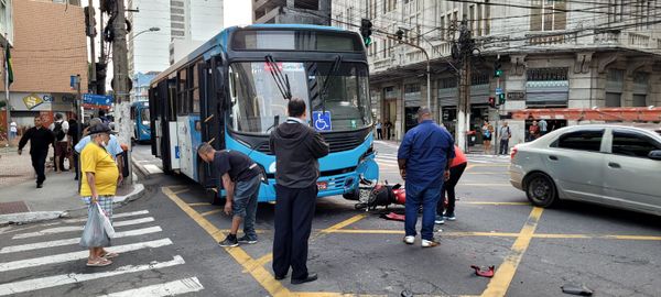 Acidente entre moto e ônibus no Centro de Vitória por Leitor | A Gazeta