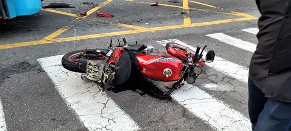 Acidente entre moto e ônibus no Centro de Vitória por Leitor | A Gazeta