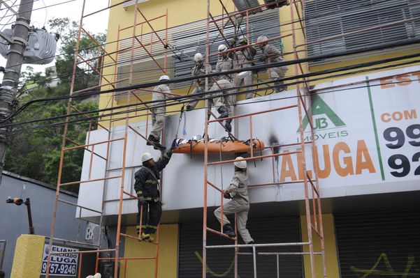 Data: 30/10/2013 - ES - Vitória - Bombeiro e equipe do Samu resgatam pintor que se acidentou enquanto trabalhava em um prédio na Avenida Leitão da Silva