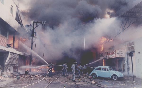 Data: 7/7/1994 - Bombeiros trabalhando no Incêndio da Vila Rubim