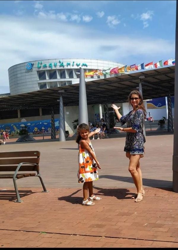 Claudiane Goulart junto a filha, Aquarium de Barcelona
