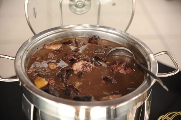 Feijoada e acompanhamentos servida pela Movimento Negro Unificado do ES (MNU-ES) por MNU-ES/Divulgação