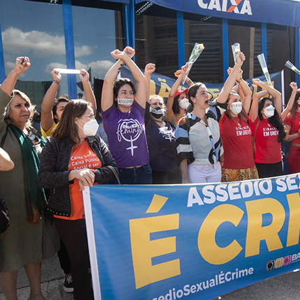 Funcionárias da Caixa protestaram contra casos de assédio sexual no banco que vieram à tona após denúncias envolvendo o ex-presidente Pedro Guimarães