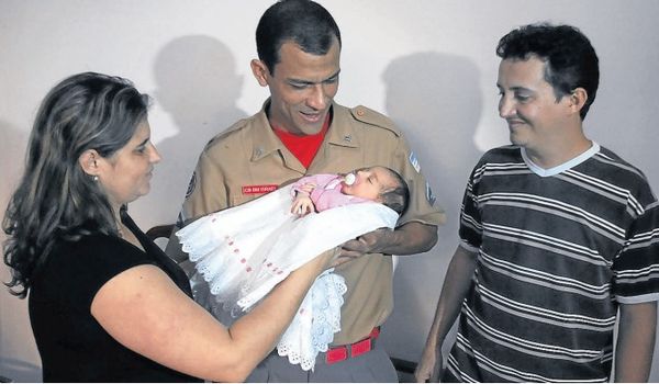 Tatiana apresenta a filha Sofya ao cabo Israel; o bombeiro orientou o pai do bebê, Weverton, no salvamento