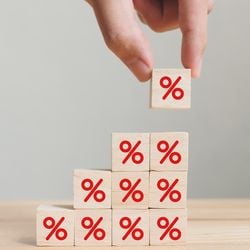 Às vésperas do encontro, cresceu no mercado financeiro a aposta de uma redução menor de juros no primeiro movimento, de 0,25 ponto percentual, diante da disparada dos preços do petróleo