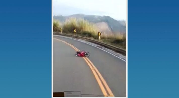 Motorista de 48 anos perdeu o controle da direção em uma curva, na manhã desta sexta (1°), e bateu na lateral de segurança da rodovia