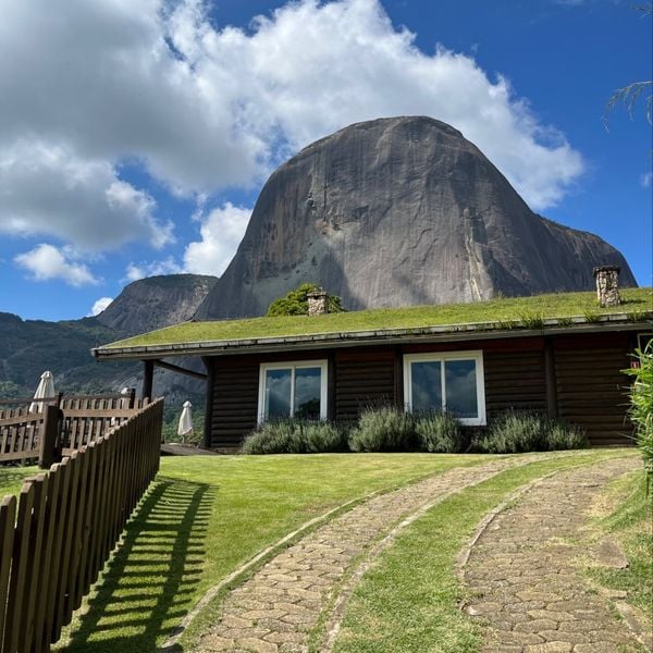 Área externa da casa de fondue Lótus Azul, na Fazenda Fjordland por Lótus Azul/Instagram