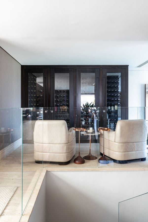 Frio com vinho é uma combinação quase inquestionável.  por Foto de Maura Mello e projeto de Dantas & Passos Arquitetura