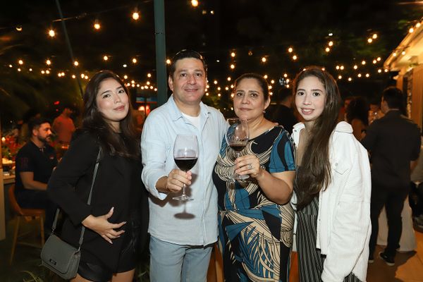 O wine hunter e sommelier Boris Acevedo Valderas com família Ignacia, Desireè e Isidora Acevedo
