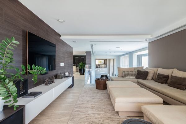 Por isso, a dica é colorir o espaço com tons mais escuros ou papéis de parede xadrez. por Foto de Maura Mello e projeto de Dantas & Passos Arquitetura