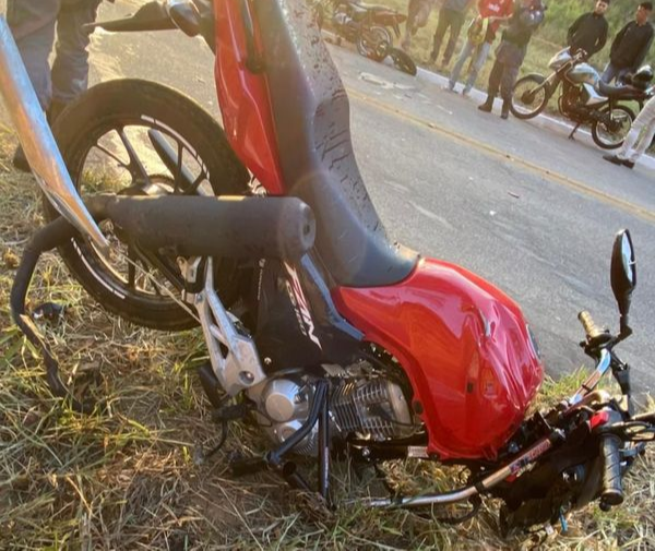 Uma das motos envonvidas no acidente na ES 164 em Alto Rio Novo. Crédito: Polícia Militar | Divulgação