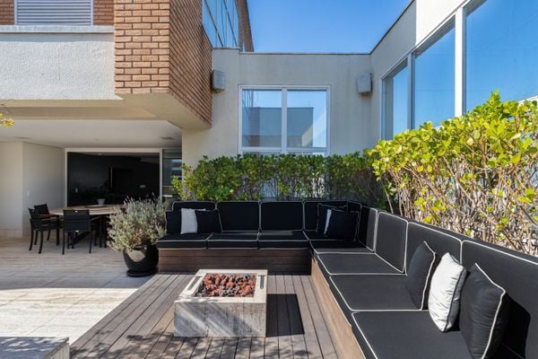 Uma lareira portátil, movida a álcool é uma opção ecológica e que independe de estruturas específicas por Foto de Maura Mello e projeto de Dantas & Passos Arquitetura