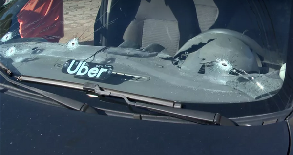 Vidro do carro em que o jovem foi achado morto tinha cinco perfurações por bala 