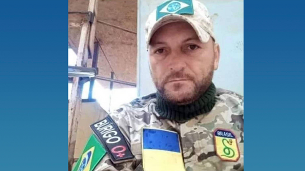 Douglas Búrigo já foi do Exército e viajou à Europa para lutar na guerra da Ucrânia. Foto dele em meio ao conflito publicada nas redes sociais dele