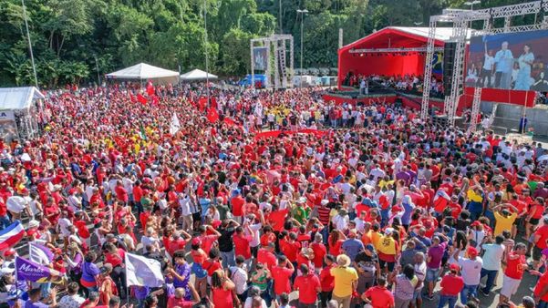 Evento do PT na Bahia reuniu milhares de apoiadores. Salvador é uma das capitais onde petismo continua forte