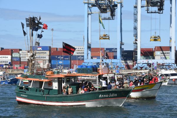 Homenagem a São Pedro - Missa e procissão marítima. por Carlos Alberto Silva