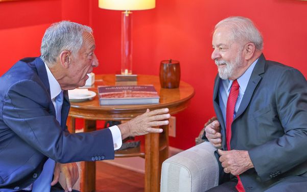 O presidente de Portugal, Marcelo Rebelo, com o ex-presidente Lula neste domingo (3)