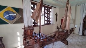 Paulo César Rizério Chaves criou uma réplica de um navio pirata em Guarapari