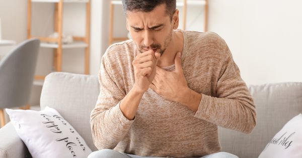 Embora seja um sintoma pouco comum da doença, há alguns cenários em que a tosse pode surgir, o que requer atenção dos pacientes infectados pelo vírus