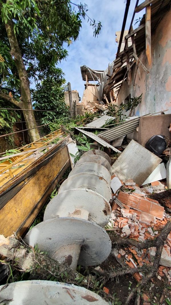 A máquina que caiu sobre as casas é chamada perfuratriz e serve para fazer perfurações por Carlos Alberto Silva