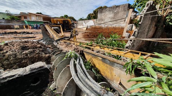 A máquina que caiu sobre as casas é chamada perfuratriz e serve para fazer perfurações por Carlos Alberto Silva