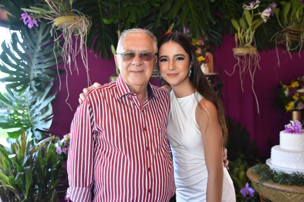 Alemer Moulin e a neta Isadora Moulin