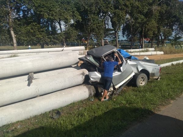 Carro bate em postes em Linhares