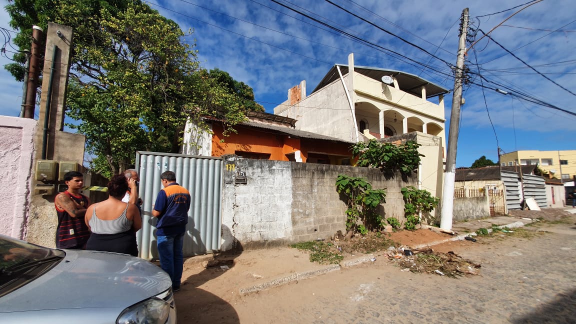 Defesa Civil de Vila Velha está no bairro Aribiri, levantando os prejuízos causados por queda de máquina