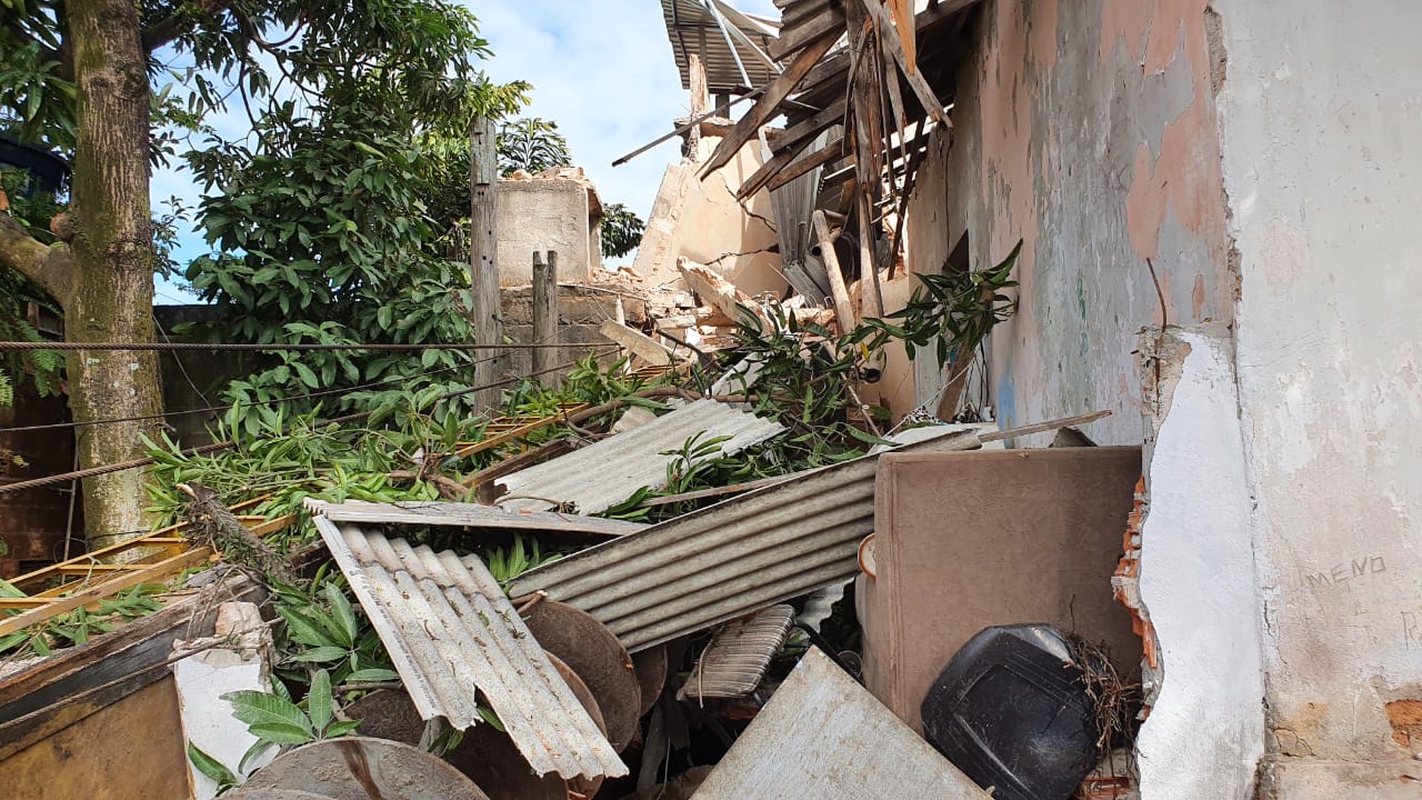 Máquina de construção caiu sobre casas no bairro Aribiri, em Vila Velha, nesta segunda-feira (4)