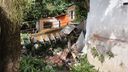 Máquina de construção caiu sobre casas no bairro Aribiri, em Vila Velha, nesta segunda-feira (4)(Carlos Alberto Silva)
