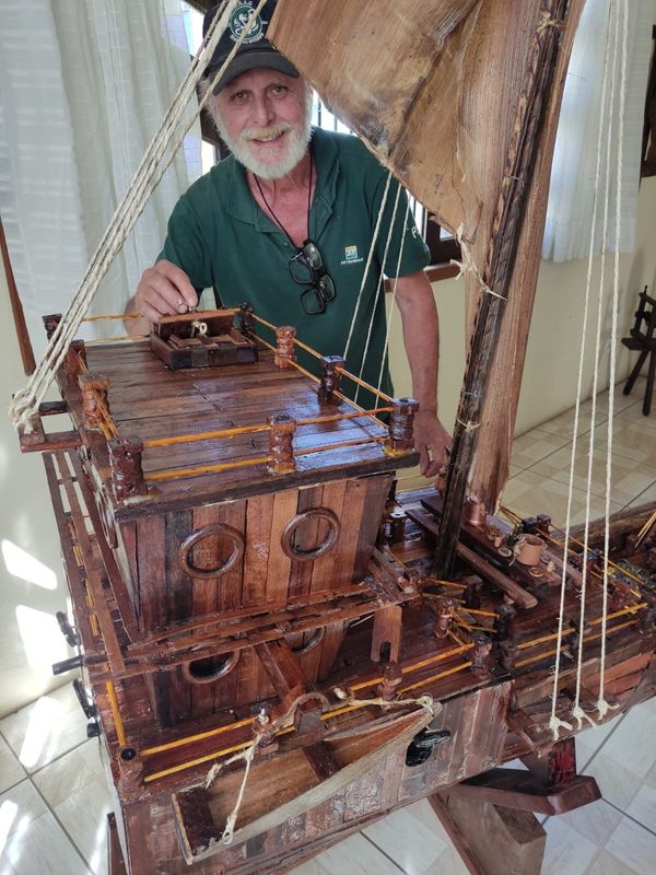 Paulo César Rizério Chaves construiu uma réplica de um navio pirata em um mês