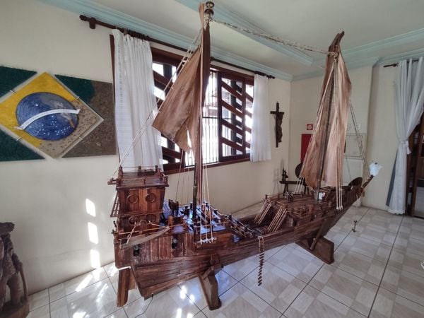 Confeccionada em apenas um mês, embarcação foi criada com materiais reciclados, como madeira, bambu e coco, e tem inspiração na imagem de um fantasma
