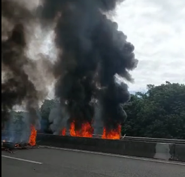 Protesto com pneus queimados interdita Rodovia do Sol em Guarapari