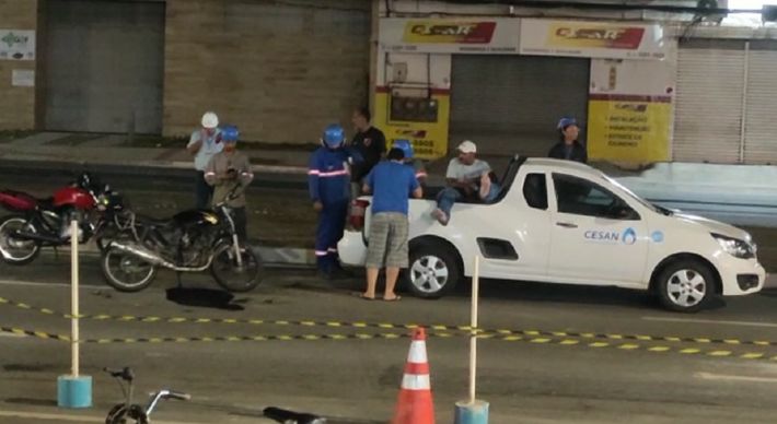 Trecho da Avenida Carlos Lindenberg estava em obras e, segundo testemunhas, condutor da motocicleta não viu a sinalização; ele foi socorrido para um hospital sem ferimentos graves