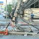 Imagem - Carro destrói poste e capota na Avenida Dante Michelini, em Vitória