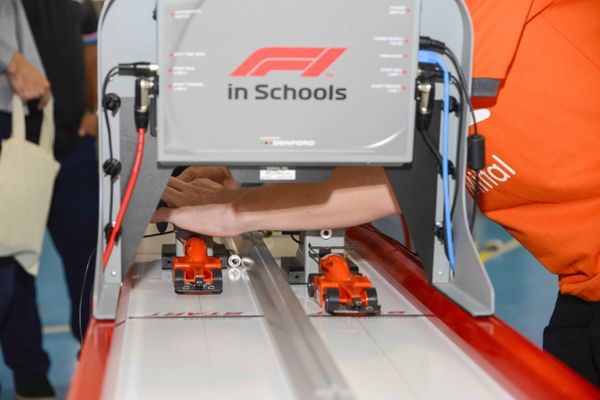 As miniaturas usadas nas corridas são um projeto feito pelos alunos e são projetados em ferramentas 3D