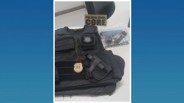 O homem, de 31 anos, usava foto nas redes sociais vestindo colete com o símbolo da Polícia Civil e costumava andar armado; ele foi preso em Novo México, Vila Velha